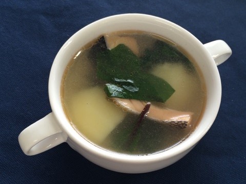 新じゃがとサーモンのスープ煮込みの写真