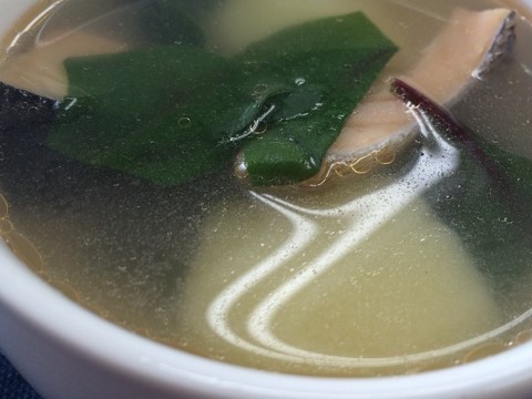 新じゃがとサーモンのスープ煮込みの写真