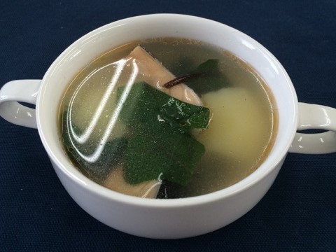 新じゃがとサーモンのスープ煮込みの写真