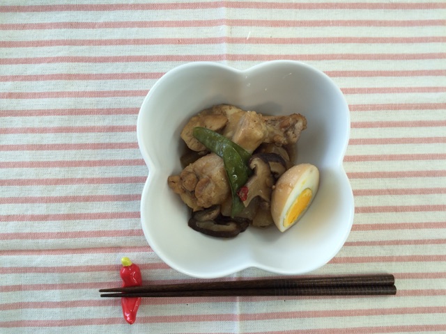 鶏と卵の煮物の写真